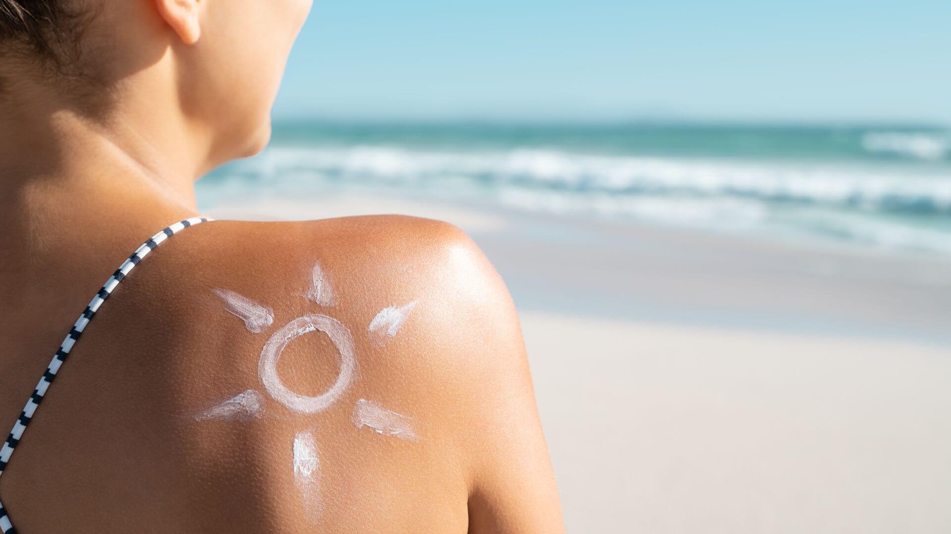 After-sun skincare: Η φροντίδα που αξίζουν τα πιο εκτεθειμένα σημεία του προσώπου σου